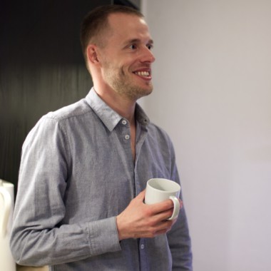 mand med skjorte og kaffekrus