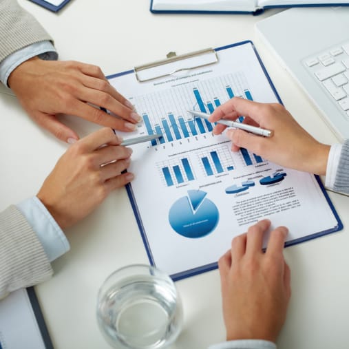 2 personer analyserer marketing data