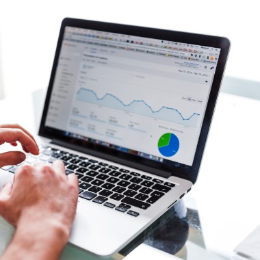 mand analyserer data pÄ computer